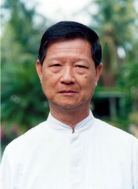 คุณพ่อสมบูรณ์  แสงประสิทธิ์ ผู้ก่อตังชมรมศิษย์เก่าฯ